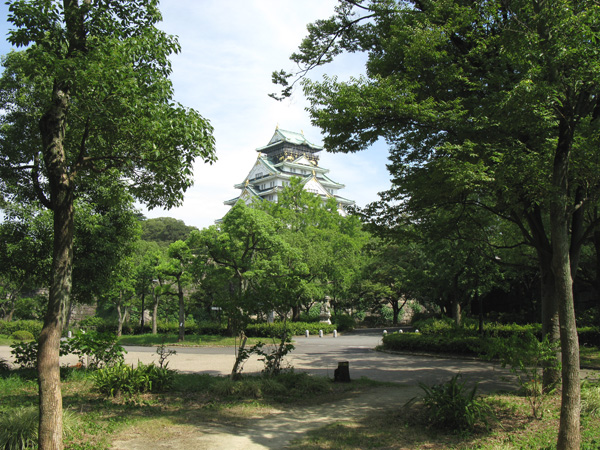 緑の多い大阪城公園