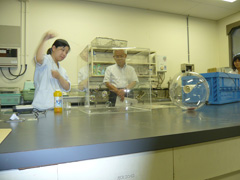 環境実験室にてCO2シャボン玉実験