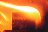 炉の中で高温で燃焼するバイオコークス