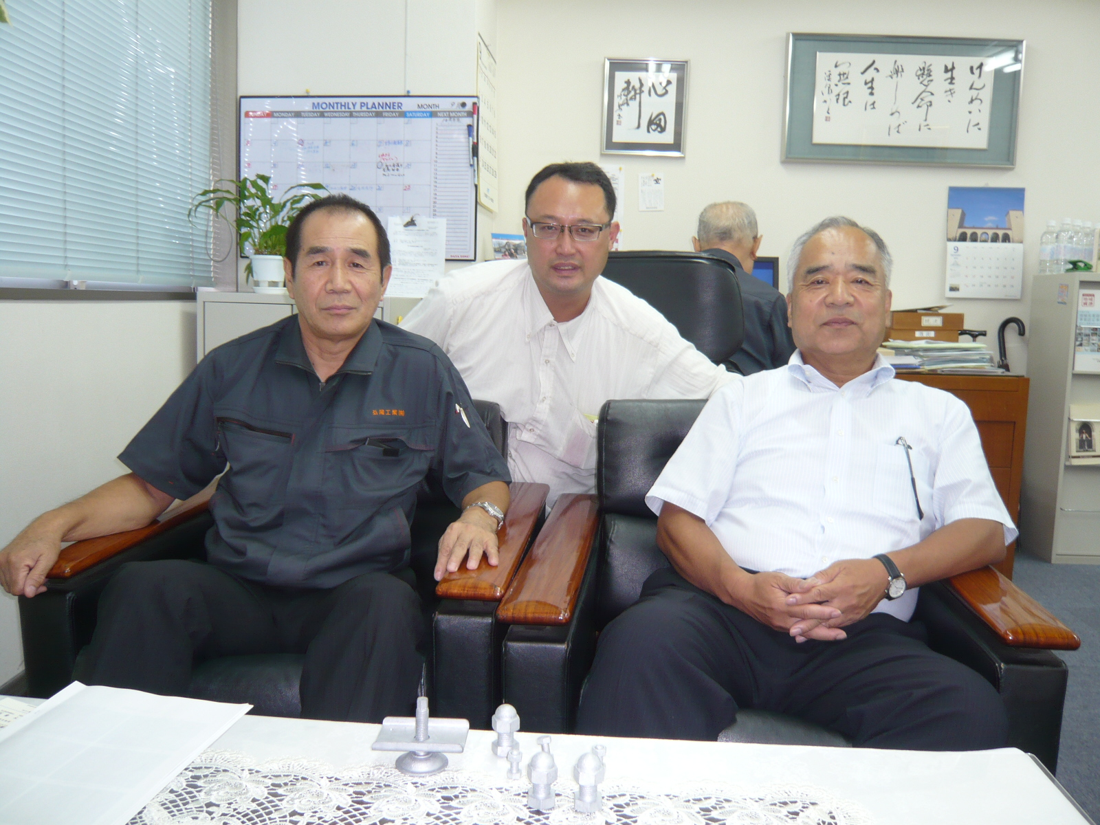 塩田技術顧問（前列左）、合田営業顧問（前列右）と中上営業課長